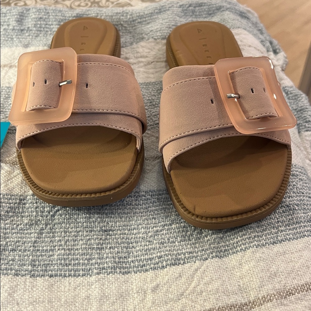 Reef 🪸 Blush Pink Slide Sandals with Oversized Buckle size 7 retail is $70 - Picture 2 of 5